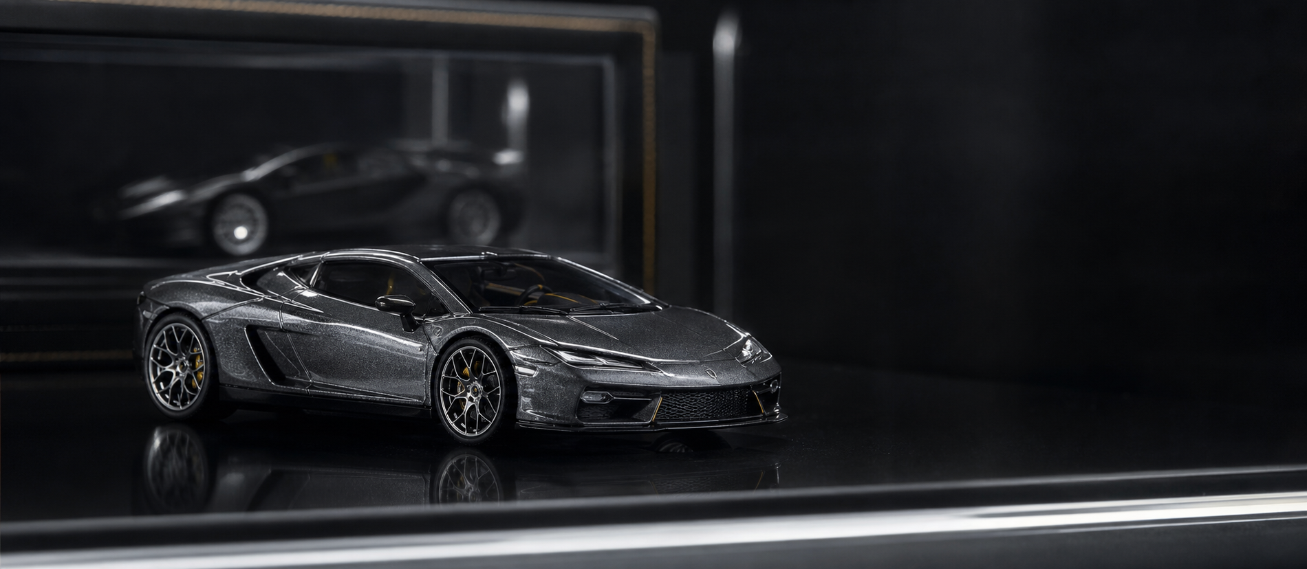 黑色展示台上的 premium 1/64 金屬車模